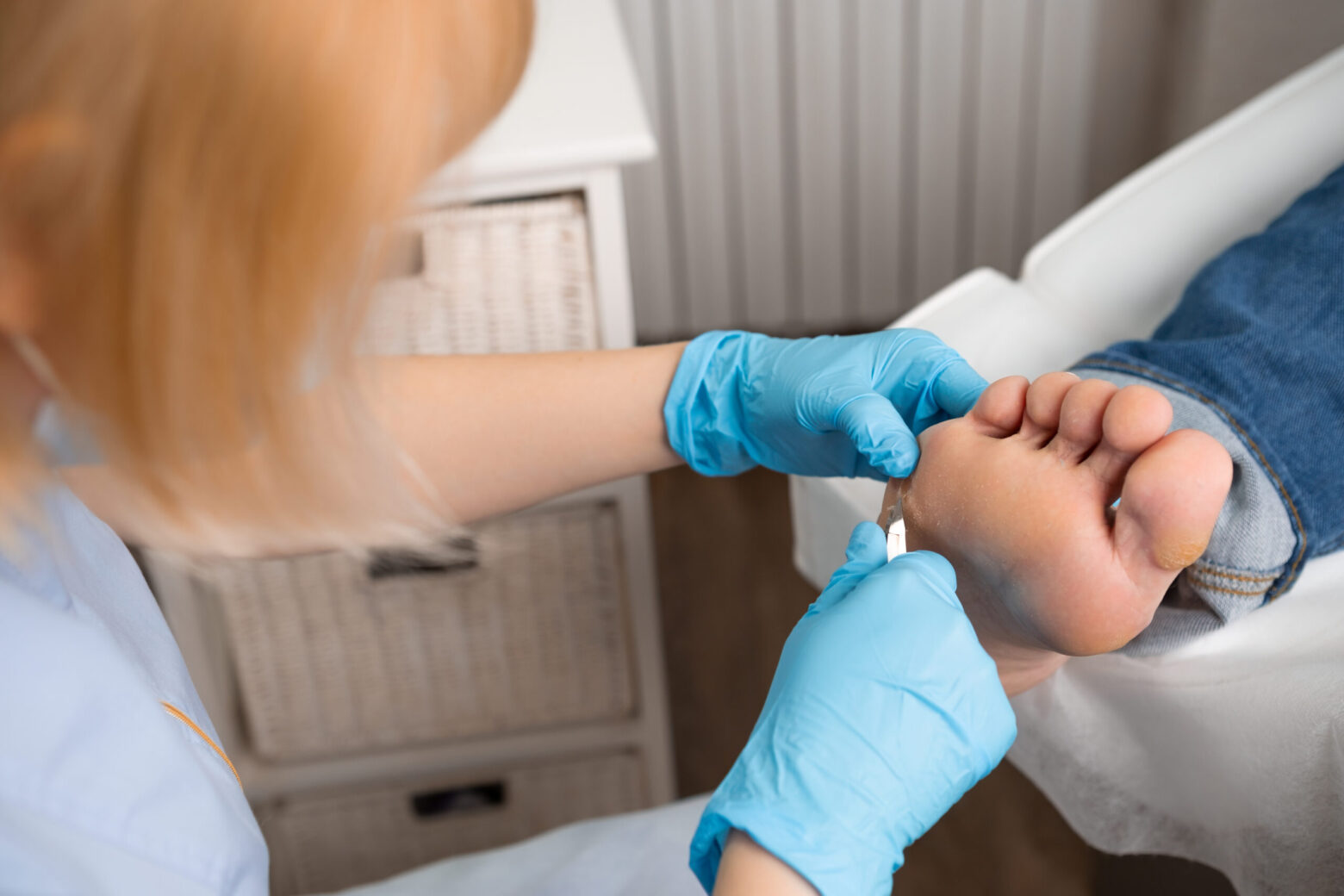 Podología para personas mayores a domicilio en Málaga La podología para personas mayores en Málaga requiere un cuidado especializado, ya que con la edad los pies pierden elasticidad, presentan durezas con mayor frecuencia y pueden aparecer problemas como uñas engrosadas, callos dolorosos o dificultades para caminar con normalidad.